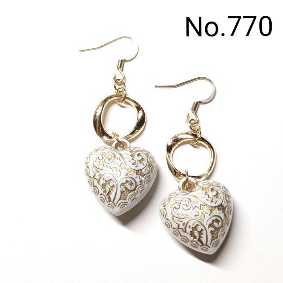 No.770 ハンドメイドピアス イヤリング 樹脂ピアス アンティーク調ビーズ ハート ホワイト ゴールド アクセサリー