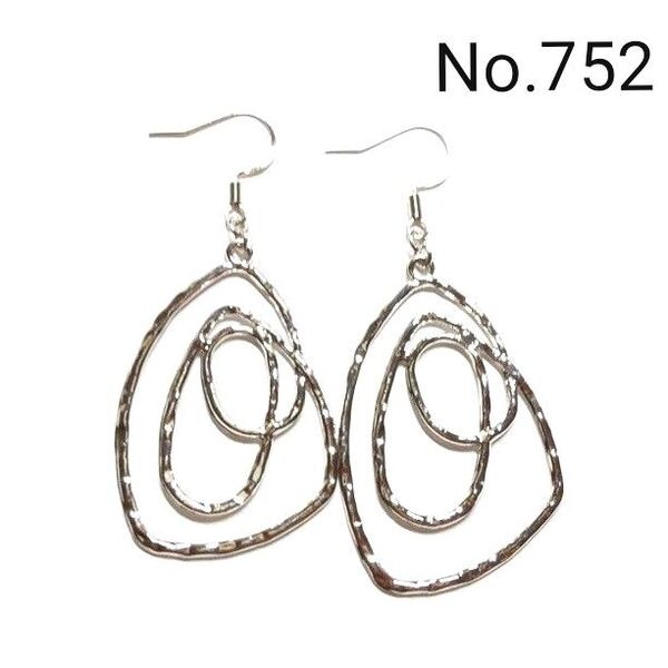 No.752 ハンドメイドピアス イヤリング 樹脂ピアス シルバーパーツ アクセサリー