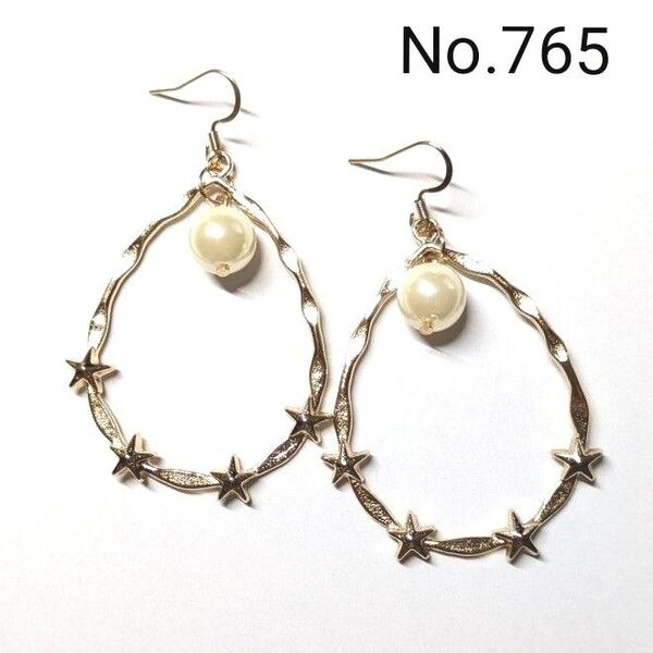 No.765 ハンドメイドピアス イヤリング 樹脂ピアス メタルチャーム マットゴールド 星 スター パール 大ぶりアクセサリー