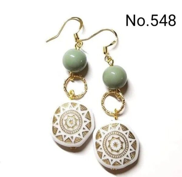 No.548 ハンドメイドピアス イヤリング 樹脂ピアス アンティーク調パーツ ホワイト×ゴールド くすみグリーンビーズ