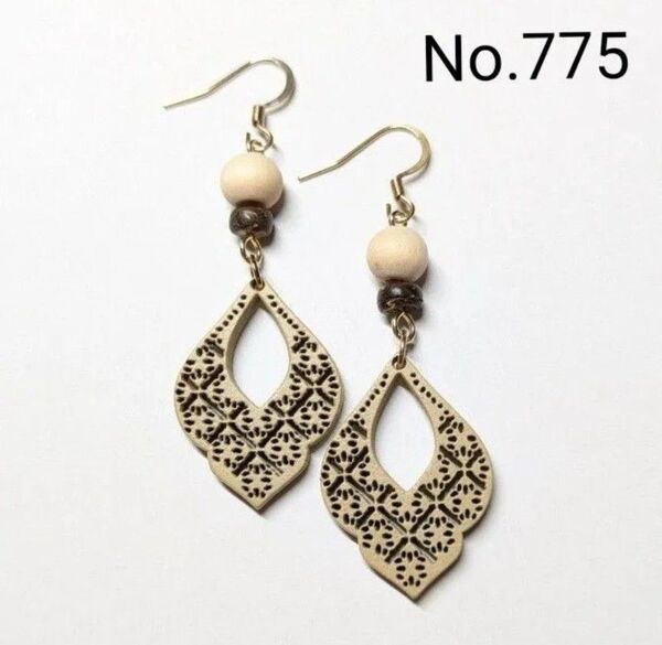 No.775 ハンドメイドピアス イヤリング 樹脂ピアス ウッドパーツ 透かし ベージュ ゴールド アクセサリー