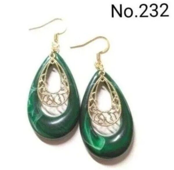 No.232 ハンドメイドピアス イヤリング 樹脂ピアス アクリルパーツ 雫型 グリーンマーブル 透かしチャーム ゴールド