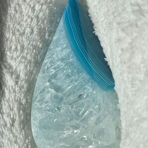 ブルーアゲート 水晶ザクザク 虹入りです 高さ約9.1cm横幅約4.8cm 厚約2.8cm パワーストーン