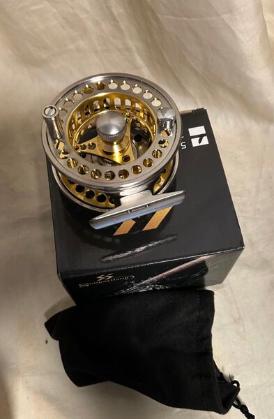 新品!フライリールオールアルミ軽量ライン2号200mギア比1:1 2+1bb内蔵左巻き用自重150gチヌクロダイ可ゴールドツートン