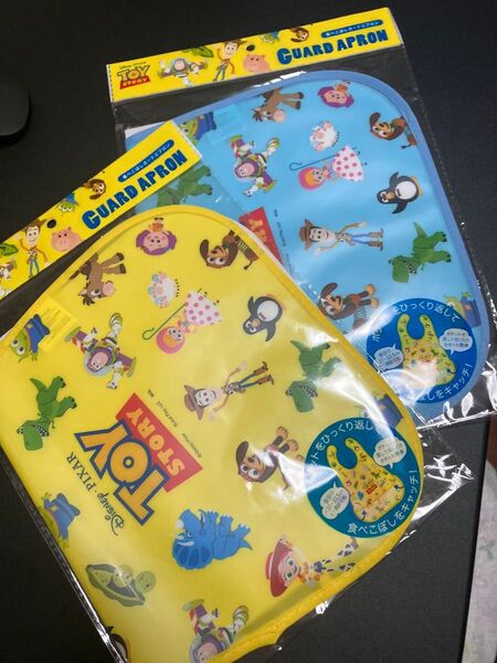 新品 ディズニー トイストーリー 食べこぼしガード エプロン 2枚セット ビニールエプロン 新品未開封 セリア お食事エプロン
