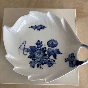 【廃盤】リーフ型 小皿 陶器 花柄 ブルー ロイヤルコペンハーゲン