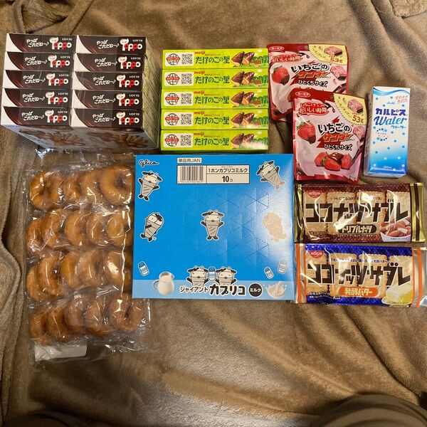 ③お菓子まとめ売り ドーナツ トッポ たけのこの里 カプリコ サブレ いちごのサンダー カルピス
