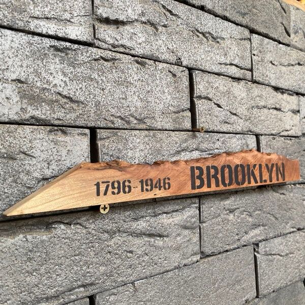 手作り壁掛け看板 『BROOKLYN 1796-1946 』プレート インテリア雑貨 けやき無垢 レトロ シャビー
