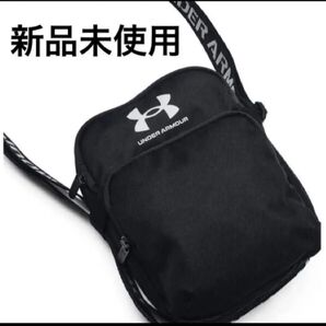 新品未使用 タグ付き UNDER ARMOUR ルードン クロスボディ(トレーニング/UNISEX)ブラック サコッシュ 撥水加工