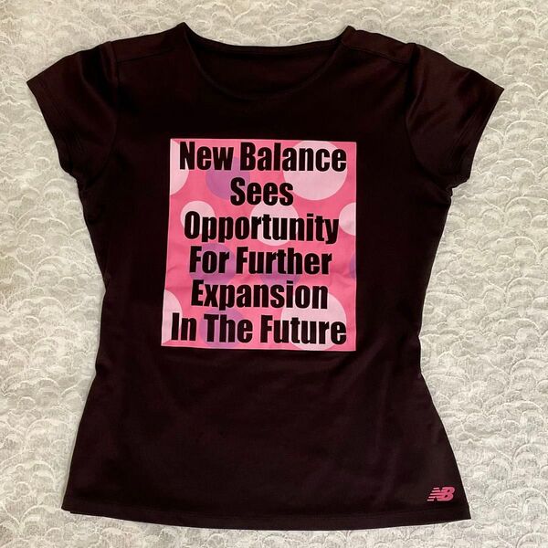 New Balance Tシャツ レディース ブラック プリント ロゴ