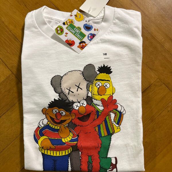 ユニクロ KAWS セサミストリート コラボTシャツ 140cm 新品 キッズ UT