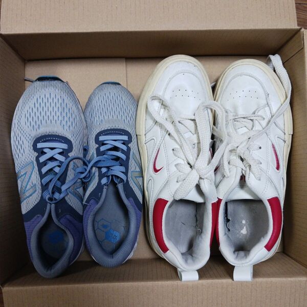 ジャンク品New Balance 24cmNIKEsmile27cmランニングシューズとレトロスニーカー 2足セット