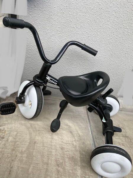 アイデス ラビットトライク 三輪車 補助押し棒 手押し ステップ ブラック シンプル おしゃれ 子供 幼児 乗用玩具 取扱説明書付