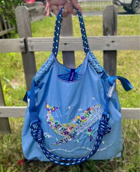 エコバッグ ハンドバッグ 折り畳み ナイロンバッグ トートバッグ 刺繍 クジラ ブルー 海 水色 M ショルダーストラップ付き