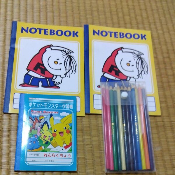 ポケモンミニ連絡帳14.5cm×10.5cmくらい、メモ帳2冊かんぽ21cm×15cmくらい、色鉛筆12色