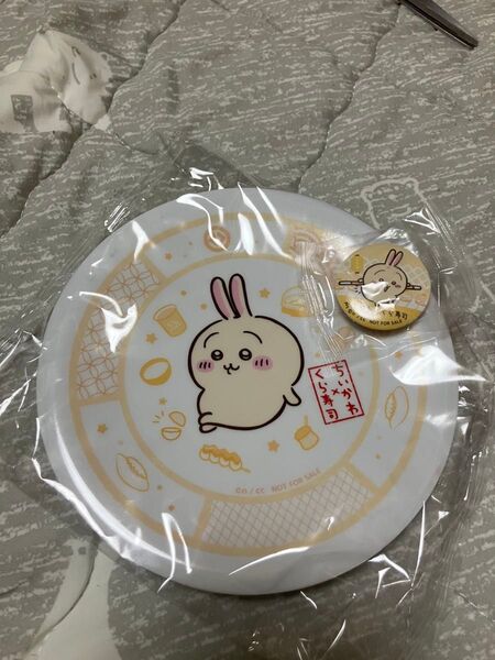 クーポン500円引き★2点セット★ちいかわ くら寿司 オリジナル寿司皿 うさぎ柄 缶バッジ コラボ
