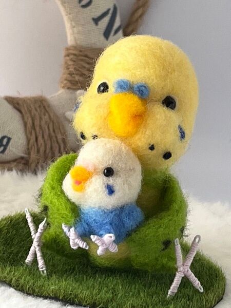 羊毛フェルト ハンドメイド セキセイインコぬいぐるみを添えて