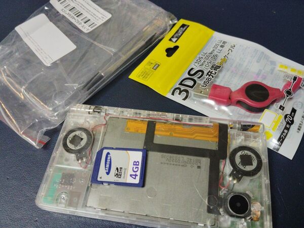 DSi クリアシェル(SD4GB,USB充電ケーブル,クリアハードケース付き)