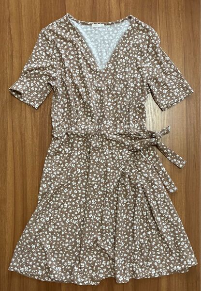 最終値段(ジーユー)Sサイズ 半袖ワンピース 花柄 ブラウン 茶色 膝丈 総柄 飾りリボン 柔らか素材