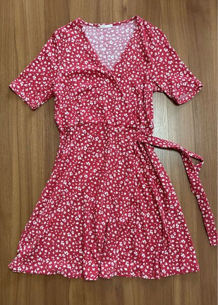 SALE (ジーユー)Sサイズ 半袖ワンピース 花柄 ブラウン 赤 膝丈 総柄 飾りリボン 柔らか素材