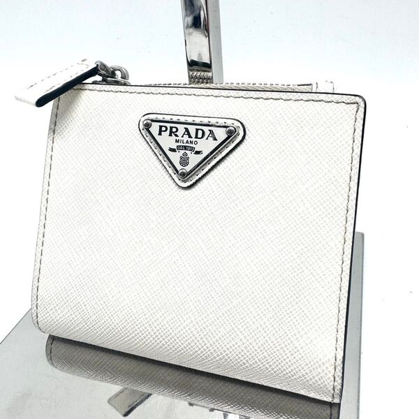 【現行型・極美品】PRADA プラダ 二つ折り財布 サフィアーノレザー 三角ロゴ 白
