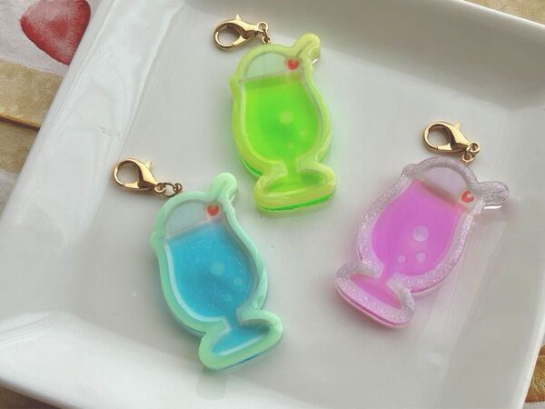 ハンドメイド レジンキーホルダー チャーム クリームソーダ