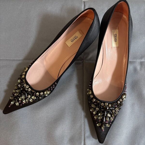 PRADA ビジュー付きパンプス ブラック ポインテッドトゥ サテン 35サイズ 22.5cm 美品