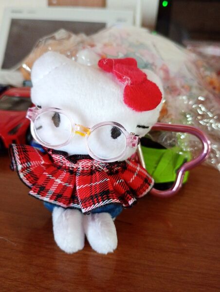 ハローキティちゃん ぬいぐるみマスコット キーホルダー 赤色チェック柄のスカート&メガネ付き