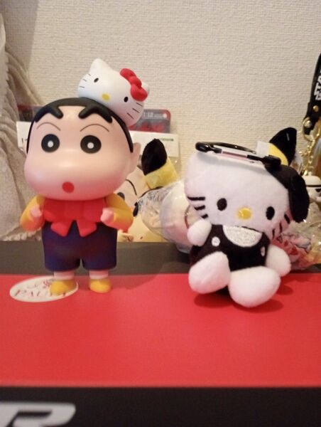 クレヨンしんちゃん×ハローキティちゃん のコラボフィギュア&黒色のリボンに黒色の洋服のキティちゃんぬいぐるみキーホルダー2個セット