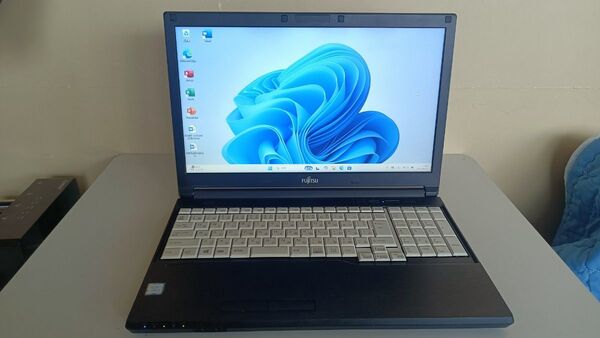 ノートパソコンFUJITSU第七世代Core i3 SSD128Gメモリ8G Windows11