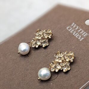 WYTHE CHARM フラワーモチーフ&淡水パール ピアス ゴールド 未使用