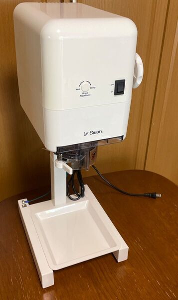 Swan 電動式かき氷機 ホワイト 製氷機の氷でも、専用のカップにジュースを凍らせても、凍りフルーツを削ってもアレンジいろいろ