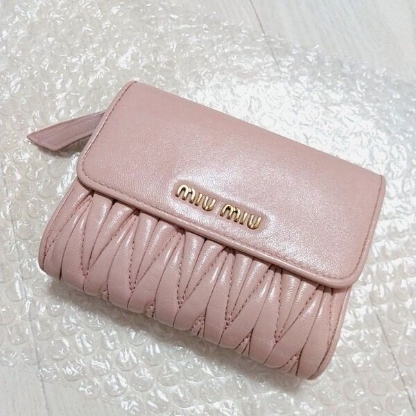 美品 MIU MIU ミュウミュウ 三つ折り財布 財布 レザー ピンク ピンクベージュ マテラッセ miu L字ファスナー