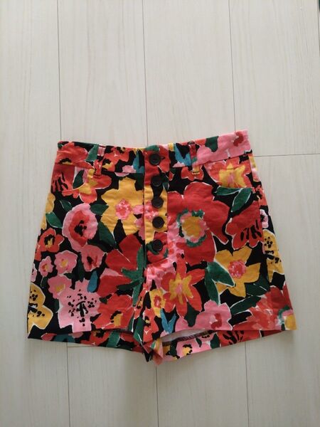 【ZARA】ショートパンツ、フラワー