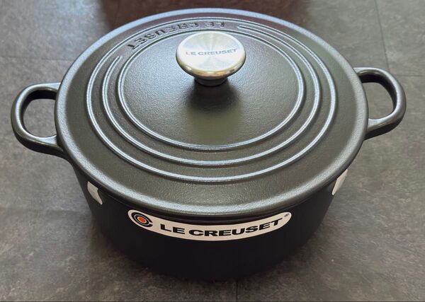 【未使用品】 ル・クルーゼ (Le Creuset) ココット・ロンド 22cm マットブラック 鋳物 ガス IH オーブン対応