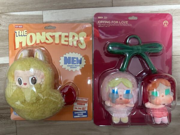 POP MART Wacky Mart シリーズのイヤホンケースとCRYBABY Love You Cherryのぬいぐるみ