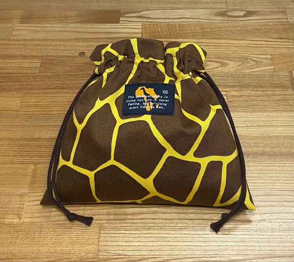 巾着ポーチ キリン柄 小物入れ ハンドメイド キリンのラベル付き