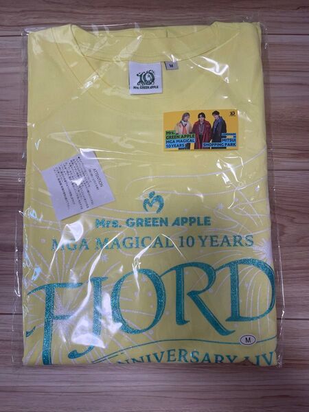 ミセスグリーンアップル フィヨルド グリッターロゴTシャツ 三井ショッピングパーク限定色 ライトイエロー M ステッカー付き