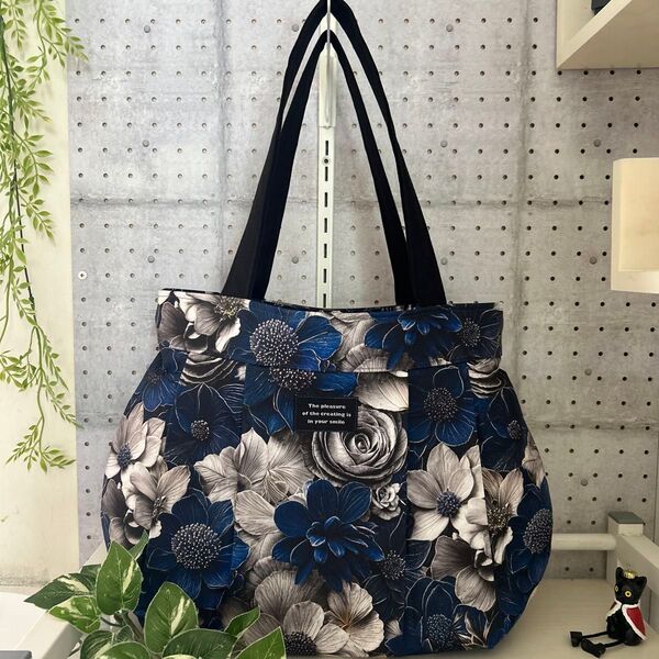 タック入りトートバッグ☆ふんわり大きめバッグ☆薔薇と花☆ブルー系