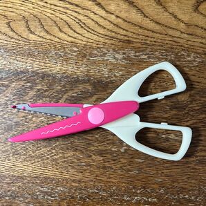 波形カット刃のピンクとホワイトのはさみ