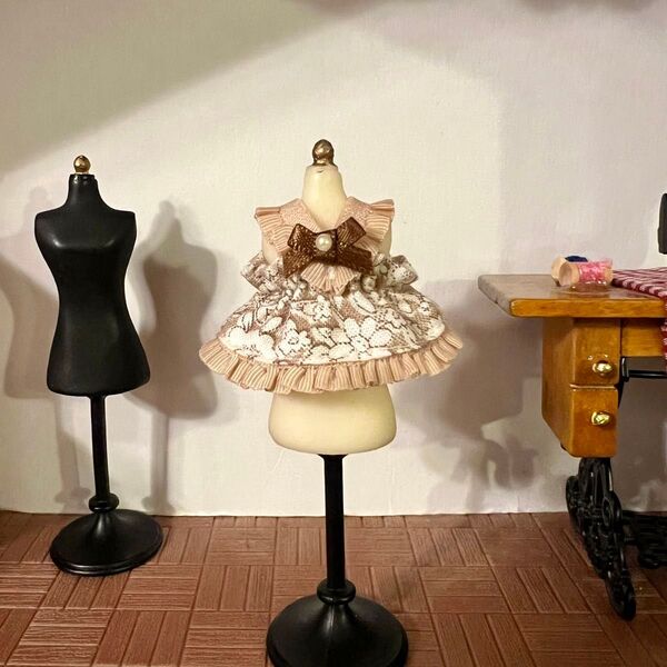 【ハンドメイド】小花柄フリルワンピース(ブラウン)*赤ちゃんサイズ(約5cmドール用)
