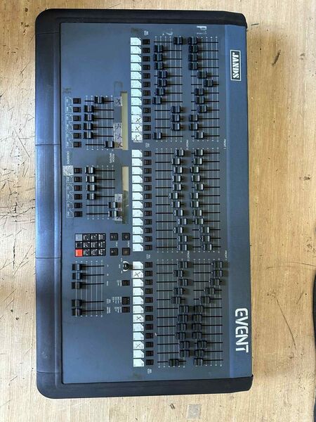ジャンク品EVENT ラックマウント機器 100V 40W 約10kg DMX照明コントローラー グラフィックイコライザー