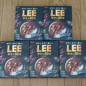グリコ LEE ビーフカレー 辛さ×30倍 50個セット