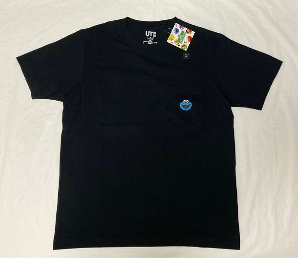 UNIQLO KAWS ユニクロ カウズ セサミストリート クッキーモンスター コラボ 半袖 M Tシャツ ロゴ TEE UT 黒
