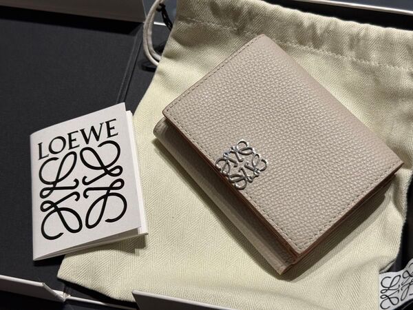未使用 LOEWE ロエベ アナグラム トライフォールド ウォレット(ペブルグレインカーフ)定価93500円 ギフト ミニ財布