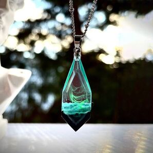 ネックレス オーロラ 幻想 森 エポキシ 樹脂 上品 首飾り レディース ペンダント エレガント おしゃれ チェーン付き 自然