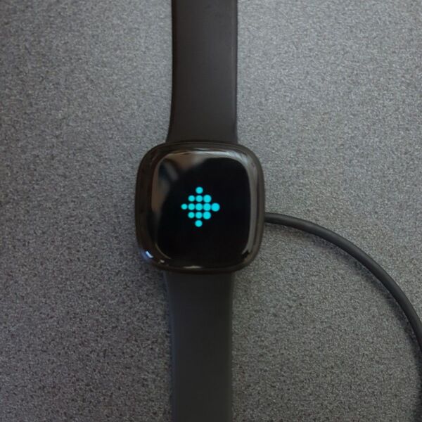 スマートウォッチ Fitbit versa 3 ブラック 箱無し バンド2色付き