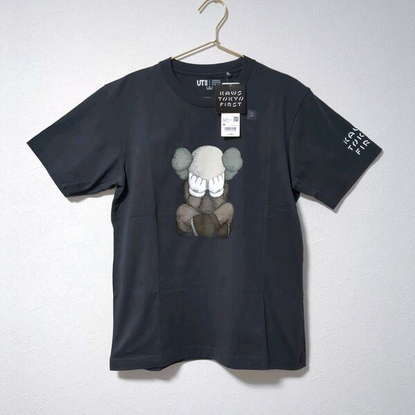 新品未使用タグ付き!UNIQLO × KAWS コラボ半袖プリントTシャツ Mダークグレー ユニクロ×カウズ