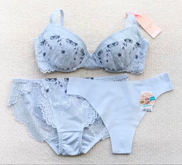 本日迄!Triumph AMOSTYLE ブラジャー C65(D70 E70&ショーツ M&Sloggi Tバック M/L 水色