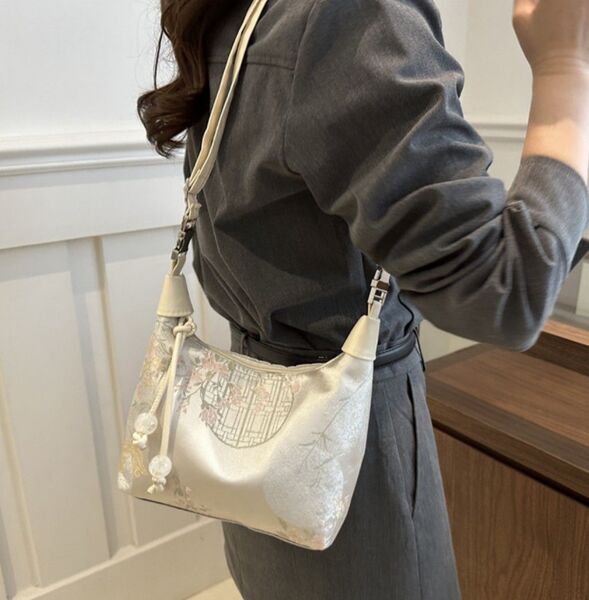 オフホワイト ショルダーバック 白 結婚式 ハンドバッグ 刺繍 フォーマル パーティーバッグ 和装 和服 クラッチ 浴衣 チャイナ